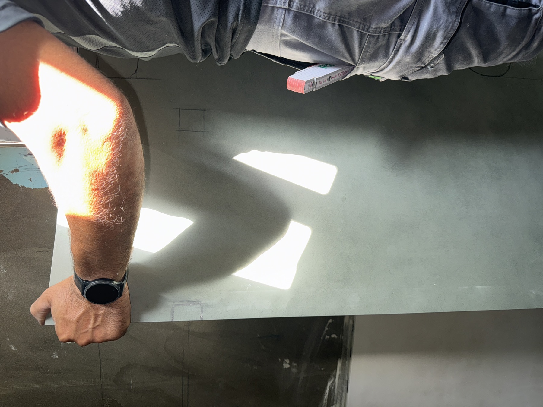 Handwerker beim Einpassen einer Fliese
